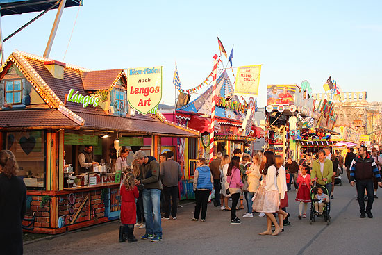 Wiesn Fladen nach Langos-Art auf dem Oktoberfest 2022 neben dem Toboggan (©Foto: Martin Schmitz)